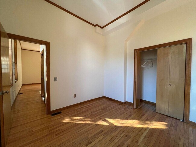 Building Photo - 580 Jersey Ave