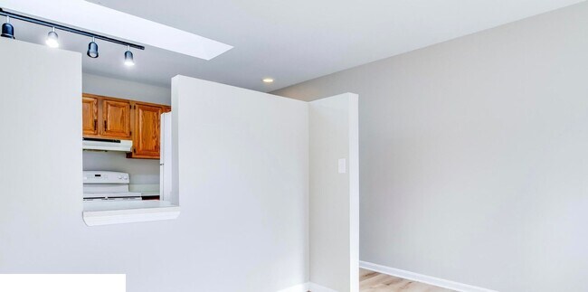 Building Photo - Live in the Heart of It All – 2BR Duplex w...