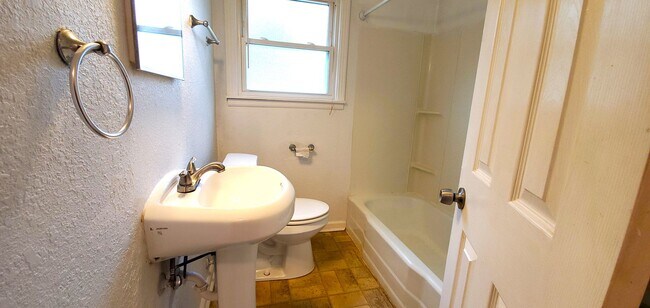 Building Photo - BRICK HOUSE!!! 3-bedroom, 1-bath, Close to...
