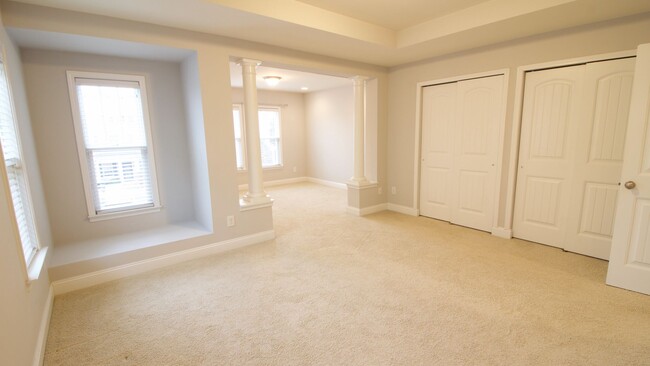 Building Photo - Breathtaking 2 Bd/2.5 Baths End-Unit Townh...