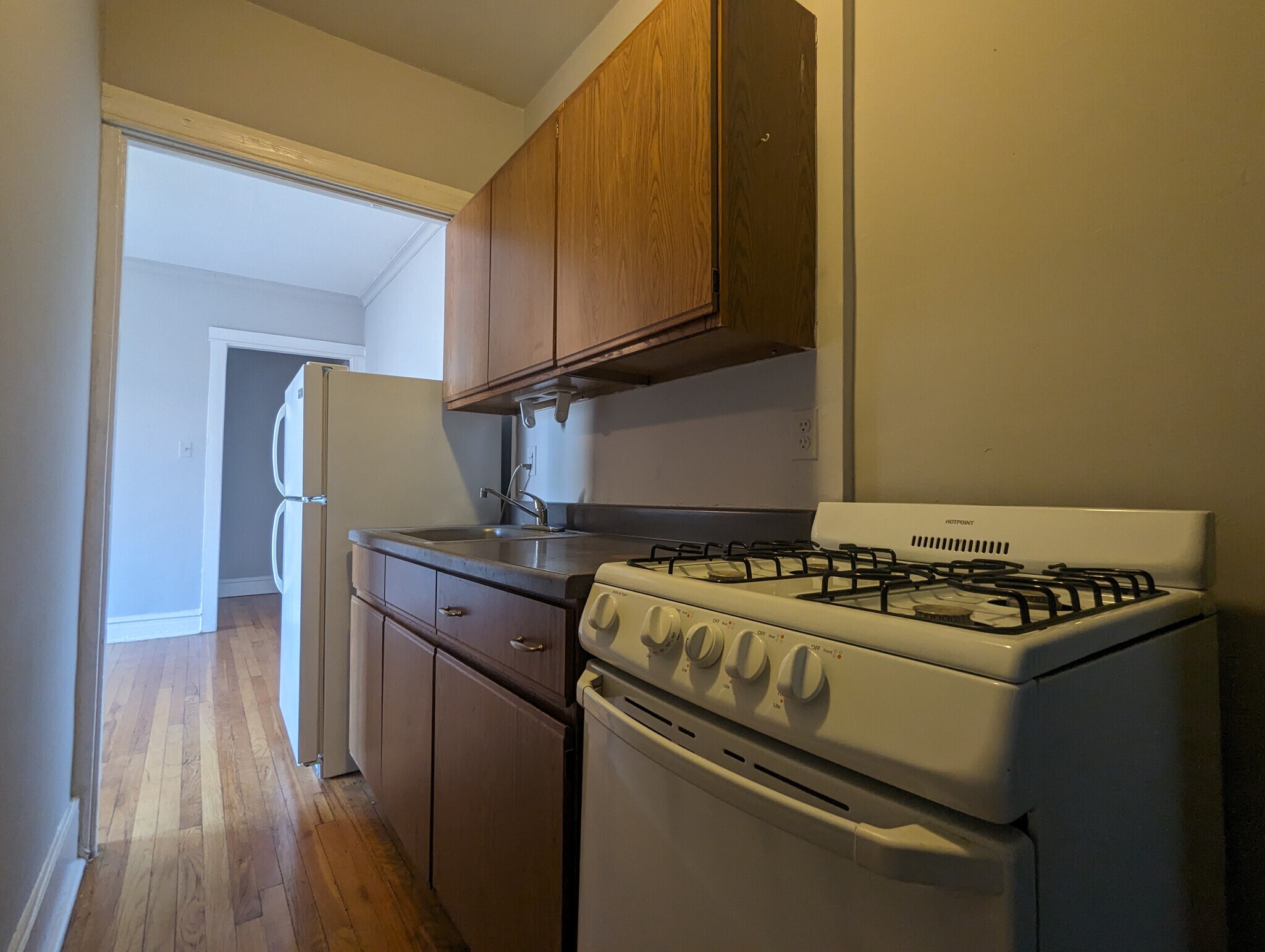 Building Photo - 947 W Cornelia Ave