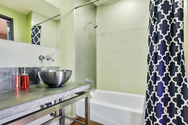 Building Photo - 1041 Constance St