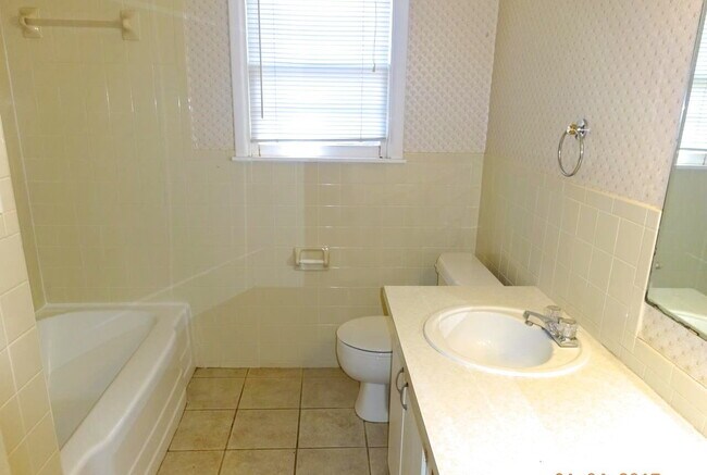 Building Photo - Lovely House Located Minutes From Elementa...