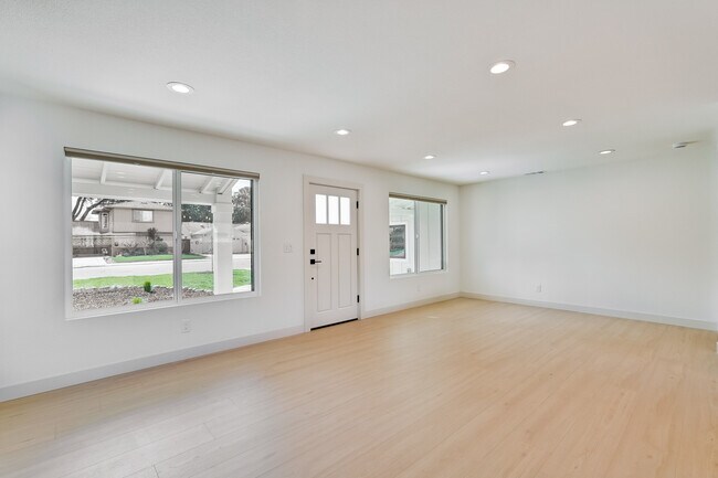 Building Photo - 2051 Randolph Dr