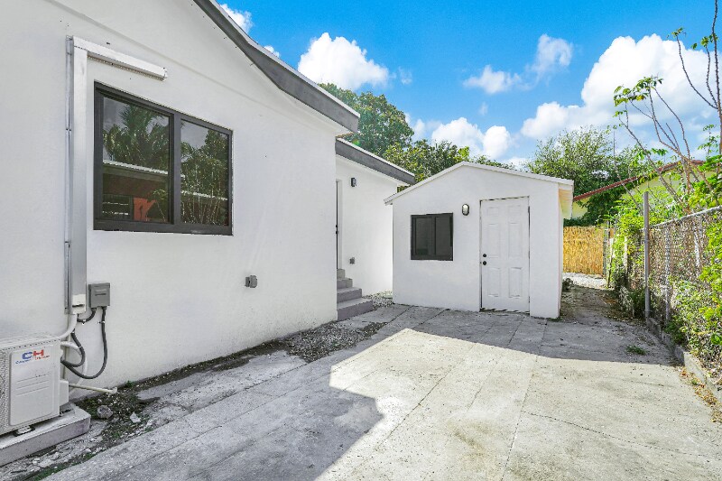 Building Photo - 3040 NW 13th Ave