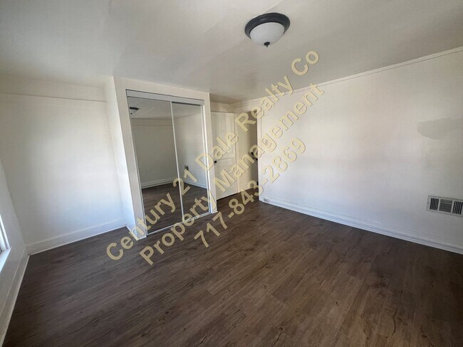 Building Photo - Beautifully redone 3 BR, 1 Bath Townhouse in York Suburban Schools