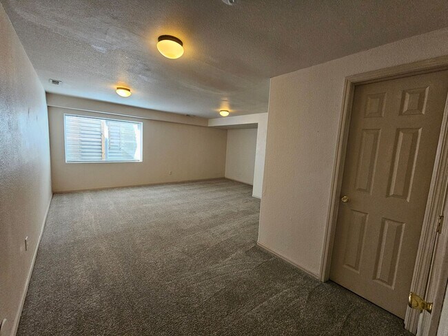 Building Photo - 3 Bed 4 bath Townhome in University Village!