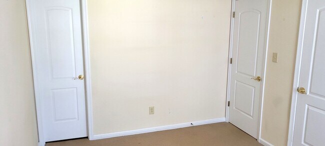Building Photo - Conveniently Located Three Bedroom Condo