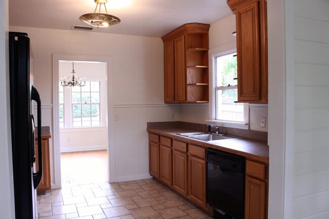 Building Photo - 1411 E Kaley St