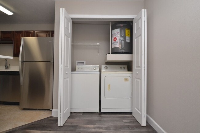 Building Photo - 1/1 Condo in Altamonte Springs ~ Gated Lak...