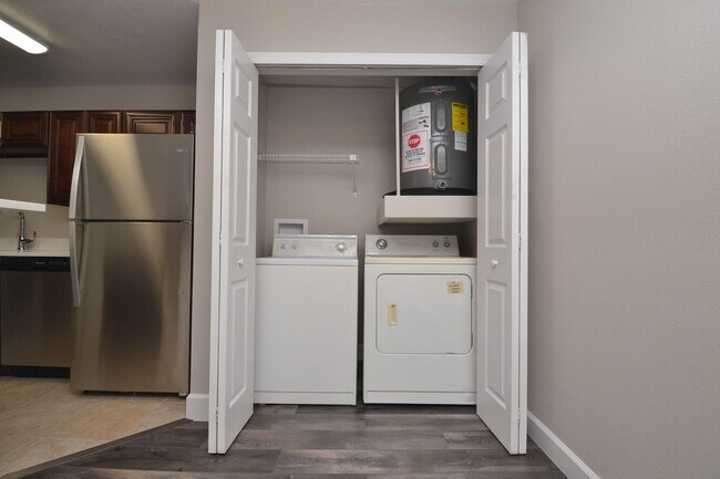 Building Photo - 1/1 Condo in Altamonte Springs ~ Gated Lakefront Community ~ LVP Flooring & Updated Kitchen/Bath!