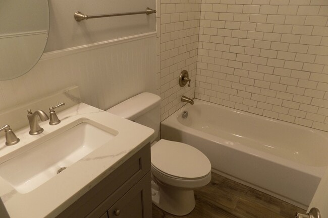 Building Photo - Beautifully Renovated Apartment in Wilmore...