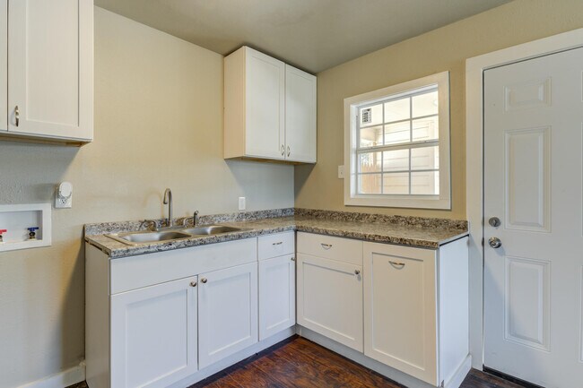 Building Photo - 1702 E 2nd St