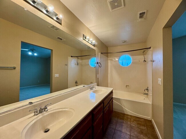 Building Photo - Spacious 3 Bedroom 3 Full Bathrooms Available Now!