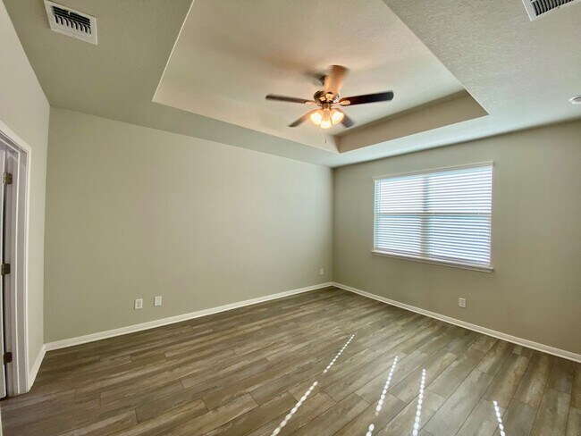 Building Photo - Luxury Townhouse in Cibolo