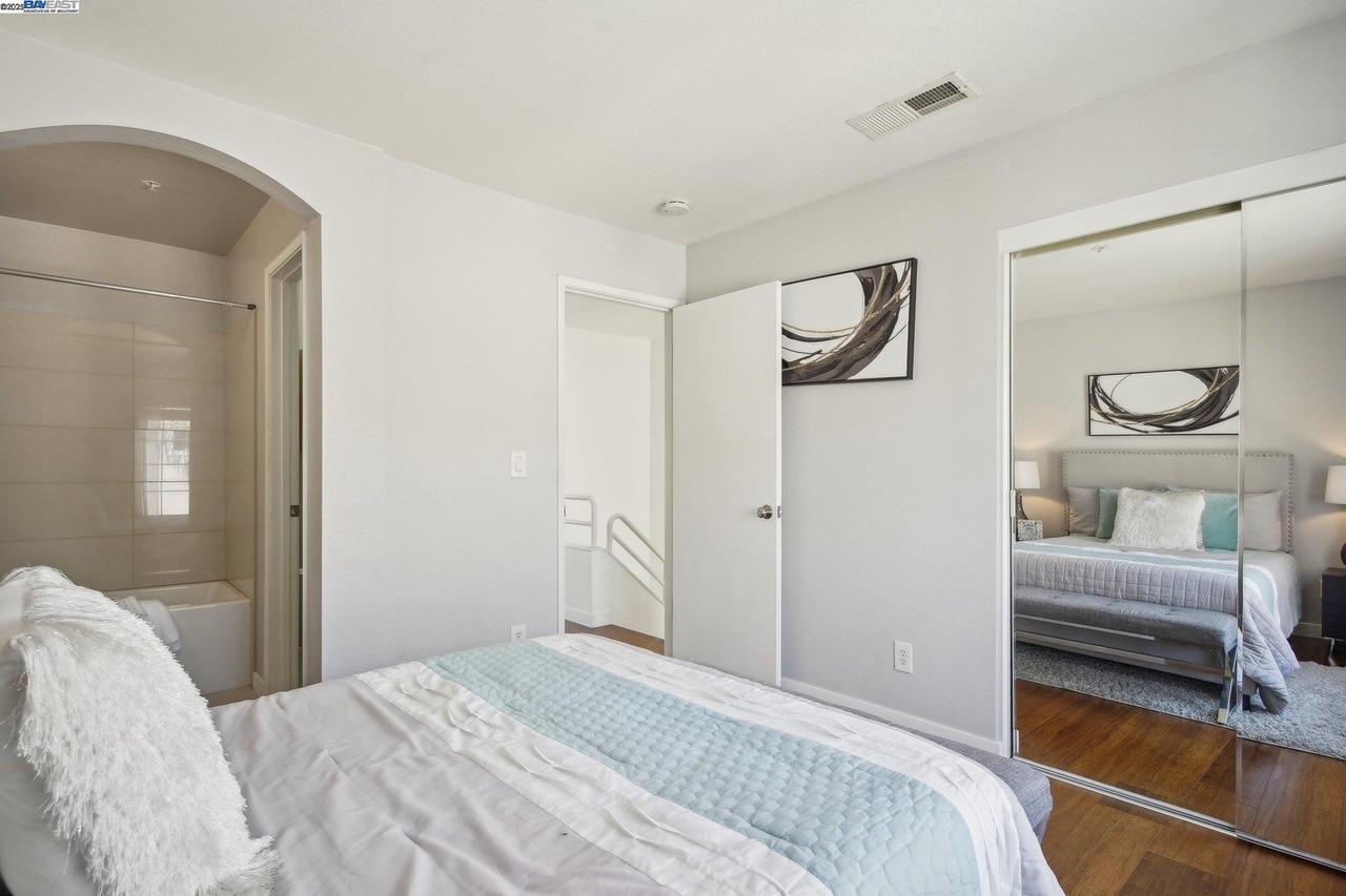 Building Photo - 385 Montecito Way