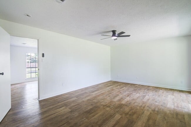 Building Photo - 402 Tresvant Dr
