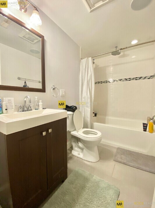 Building Photo - 733 Parker St