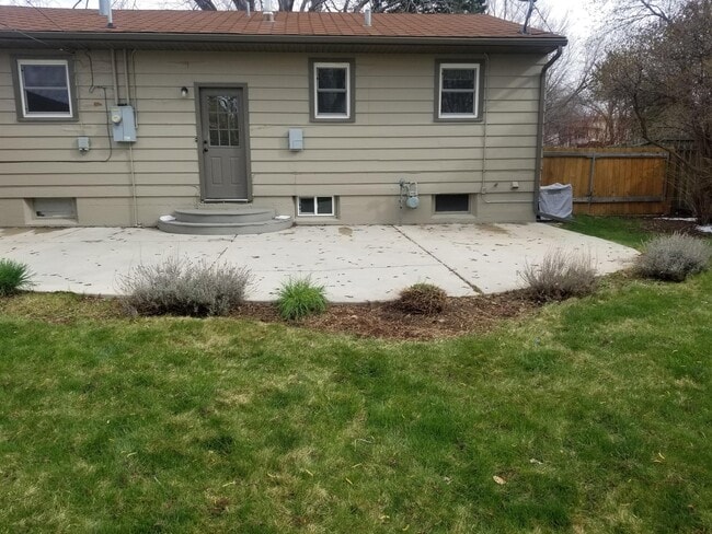 Building Photo - 624 Carol Dr