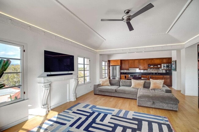 Building Photo - 109 N Sycamore Ave