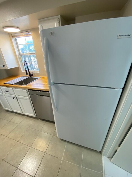 Building Photo - 904 Tulane St