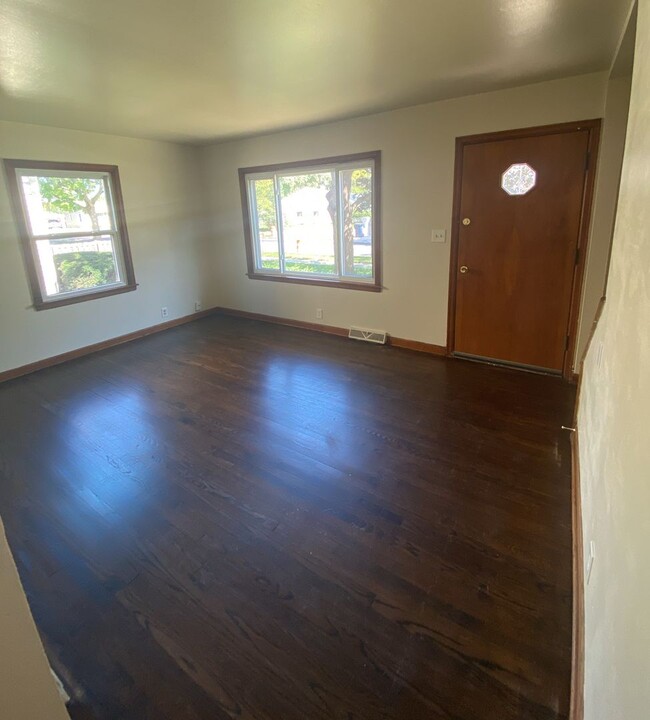 Building Photo - Beautiful 4 Bedroom Single Family Home! Wi...