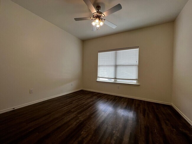 Building Photo - JULY PRE-LEASE! Spacious Townhome