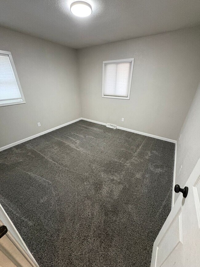 Building Photo - 3 Bed 1 Bath Updated Single Family home