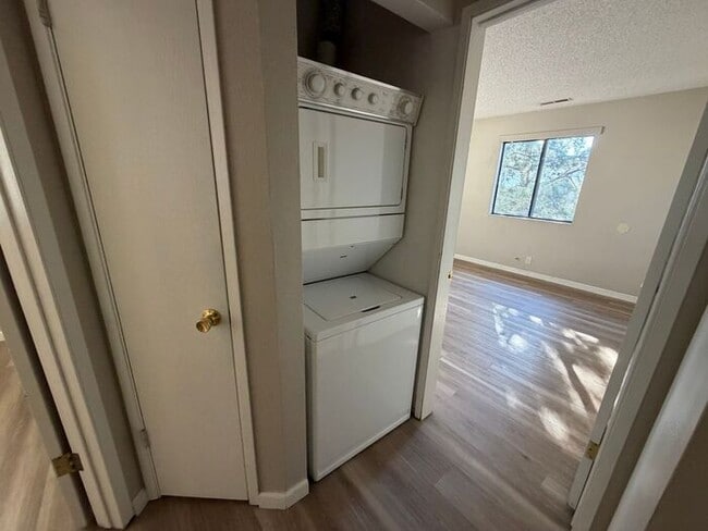 Building Photo - 4985 W 7th St