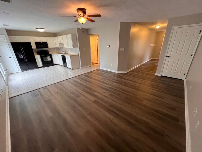 Building Photo - 3 Bedroom Home Available!