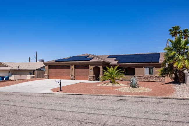 Building Photo - 3161 Newport Dr