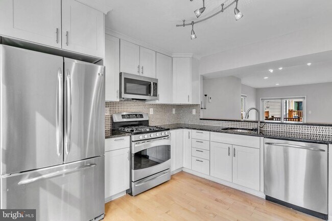 Building Photo - 6146 Brook Dr