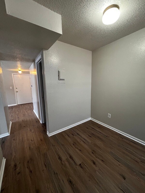 Building Photo - 1415 W Maple Ave