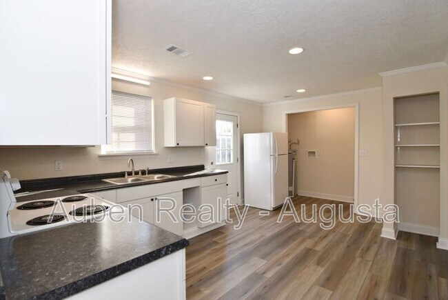 Building Photo - 1924 Roberson Rd