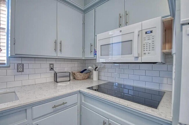 Building Photo - 505 Inwood Dr