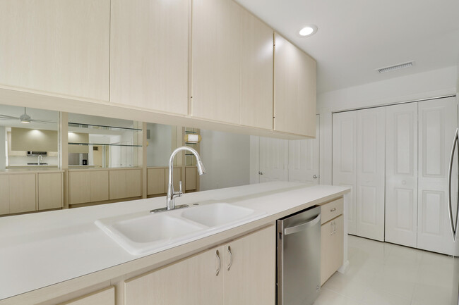 Building Photo - 11301 Myrtle Oak Ct