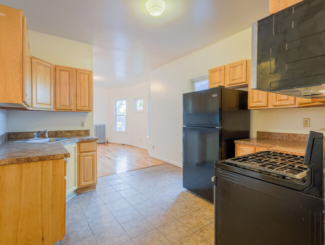 Kitchen - 68 Llewellyn Ave