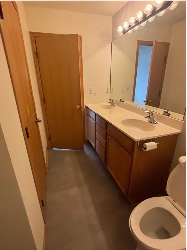 Building Photo - Great Location