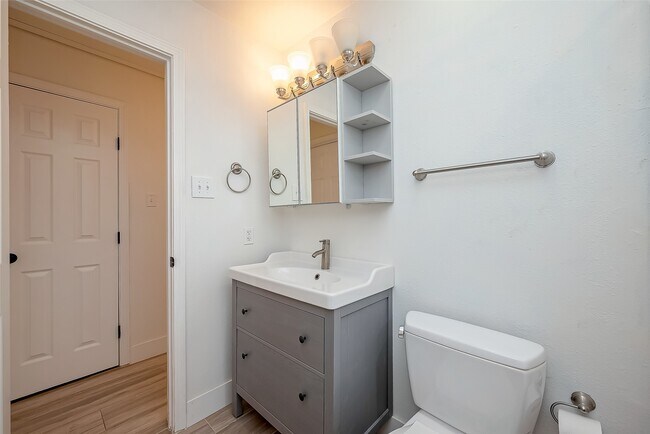 Building Photo - 915 Adele St