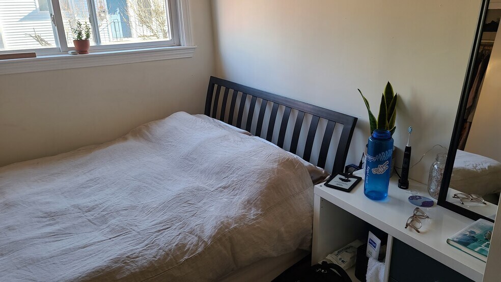 Building Photo - 19 Hunting St