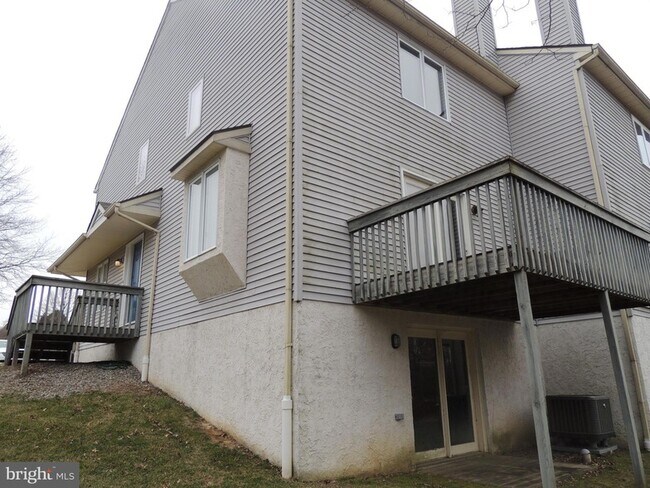 Building Photo - 404 Pinebrooke Cir