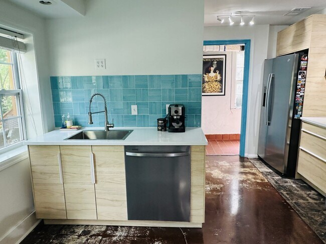 Building Photo - 708 Old Dallas Rd