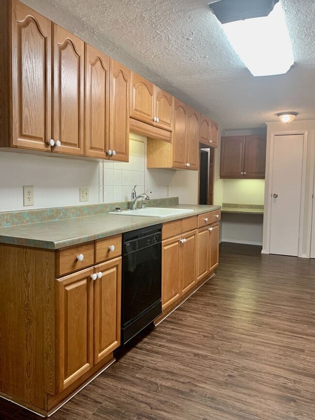 Building Photo - Spacious updated 3 bedroom, 2 bathroom hom...