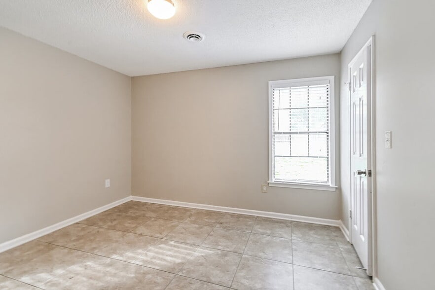 Building Photo - 5100 Barkshire Dr