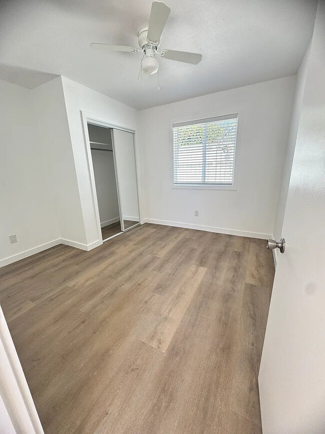 Building Photo - 1327 E Kingsley Ave