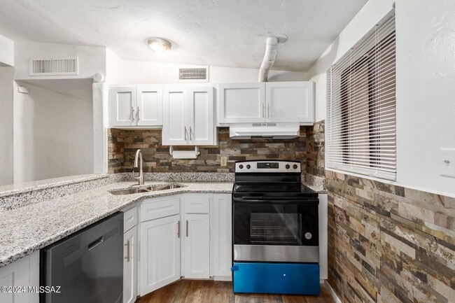 Building Photo - Charming Remodeled 3 Bedroom Brick Home