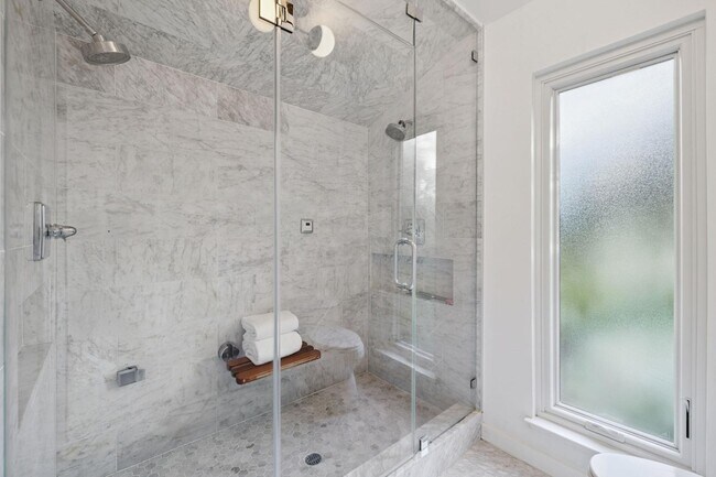 Building Photo - 6 Friars Ln