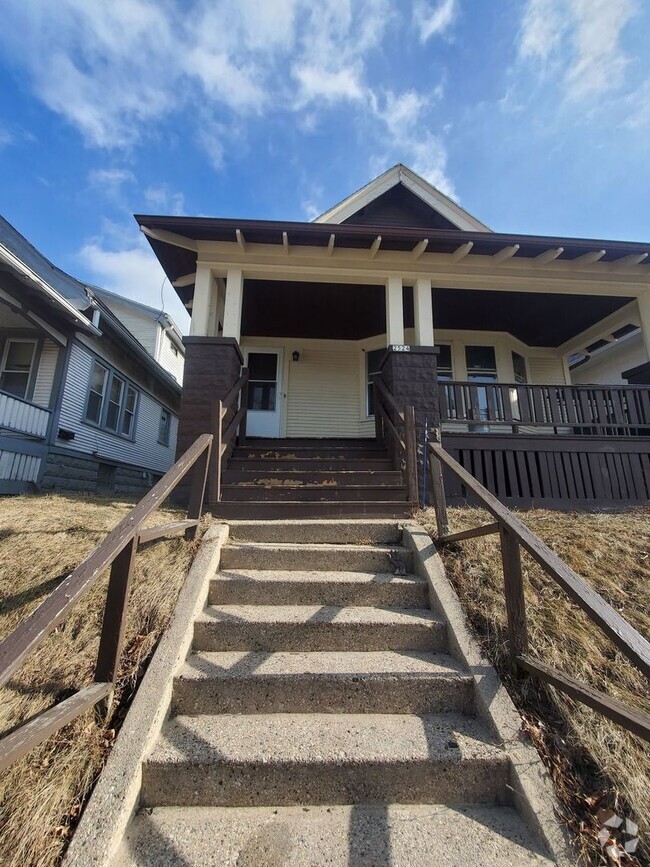 Building Photo - 2524 N Hubbard St
