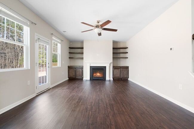 Building Photo - Beautiful 3 bedroom home on a corner lot!