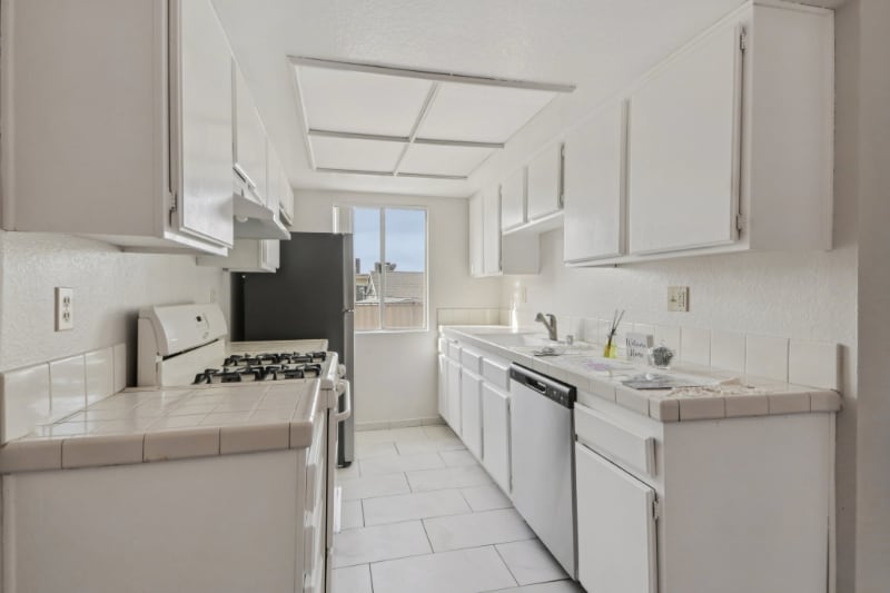 Building Photo - 700 E Cedar Ave